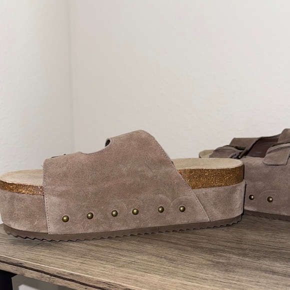 Cushionaire Women's Suede Platform Sandals - Picture 4 of 8